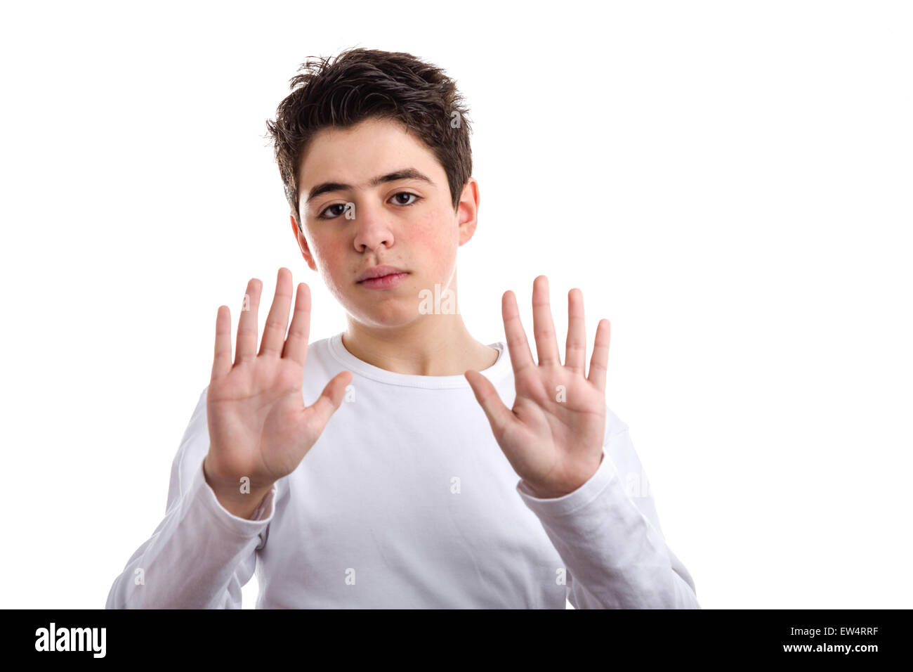 Avec l'acné chez les adolescents de race blanche dans la peau d'un blanc T-shirt utilise des gestes de la main vers le bas avec les deux mains paumes montrant les poignets d'exposer ce qui signifie qu'il dit la vérité et qu'il devrait faire confiance Banque D'Images