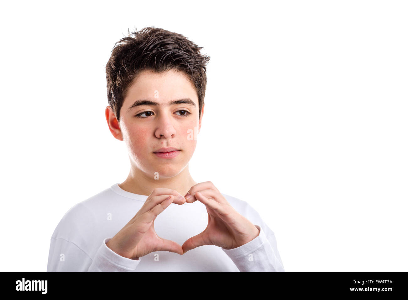 Portrait jeune garçon avec la peau sujette à l'acné. dans un livre blanc manches longues T-shirt faire part coeur geste Banque D'Images