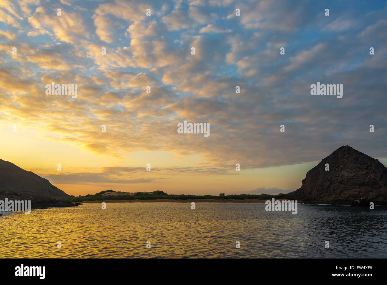 Lever de soleil sur l'île de Bartolome à Sullivan Bay dans les îles Galapagos en Équateur Banque D'Images