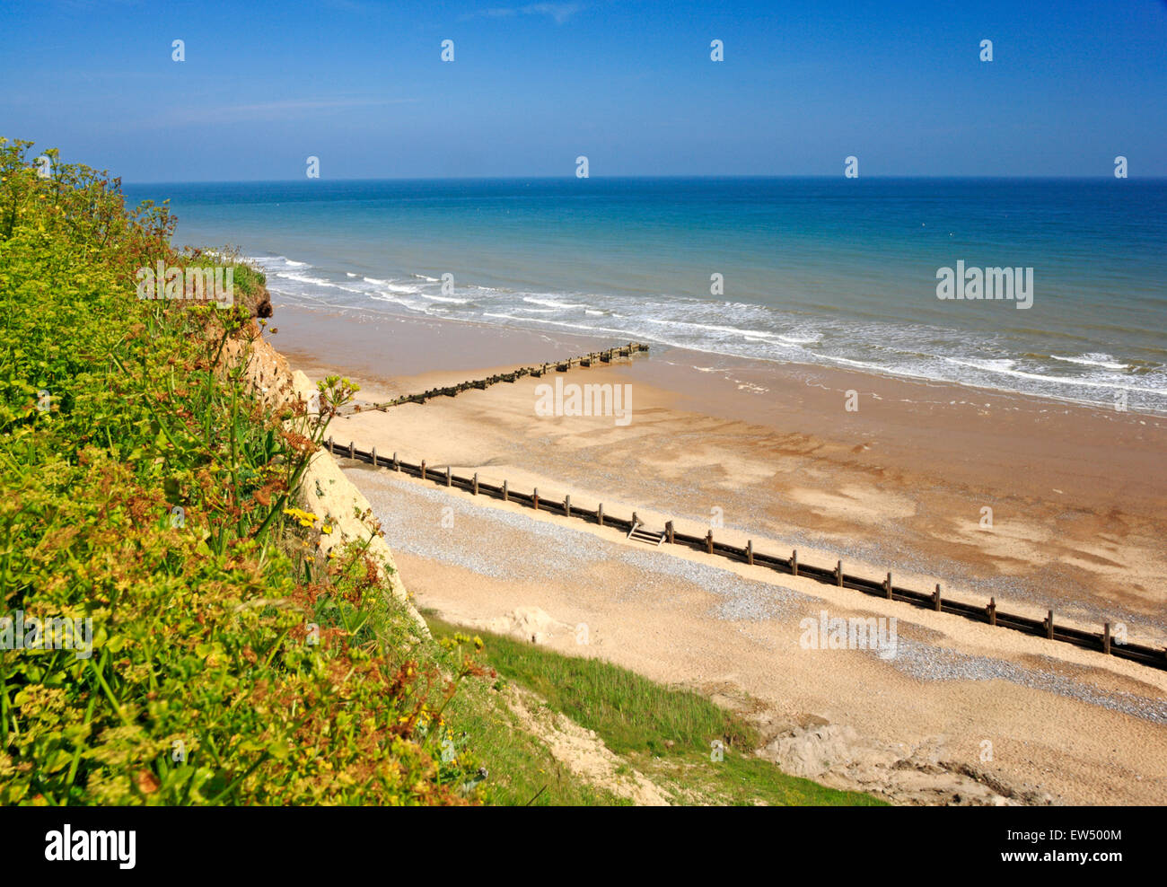 Une vue sur la plage depuis les falaises au village de North Norfolk Overstrand, Norfolk, Angleterre, Royaume-Uni. Banque D'Images