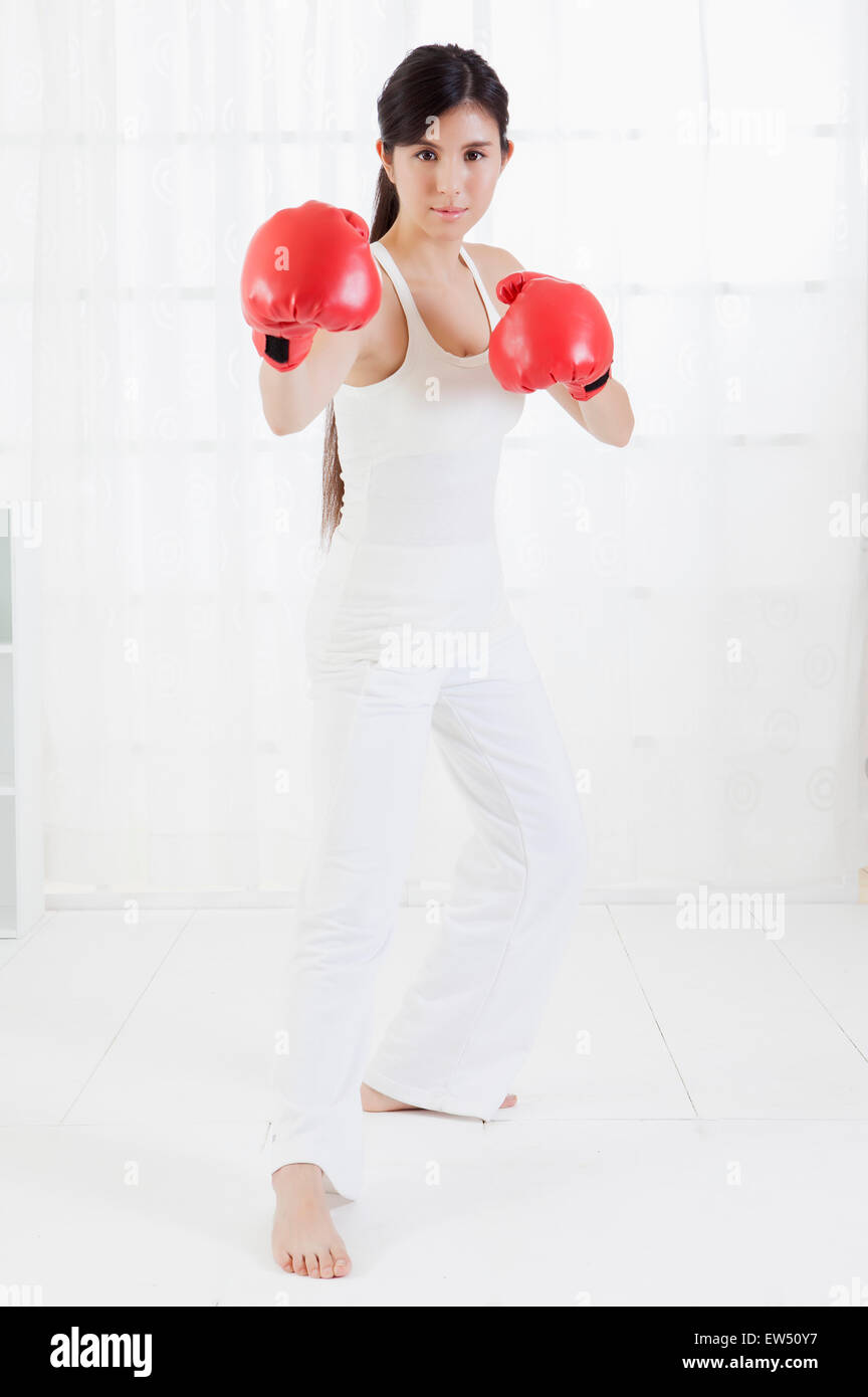 Jeune femme portant un gant et fort en mouvement Banque D'Images