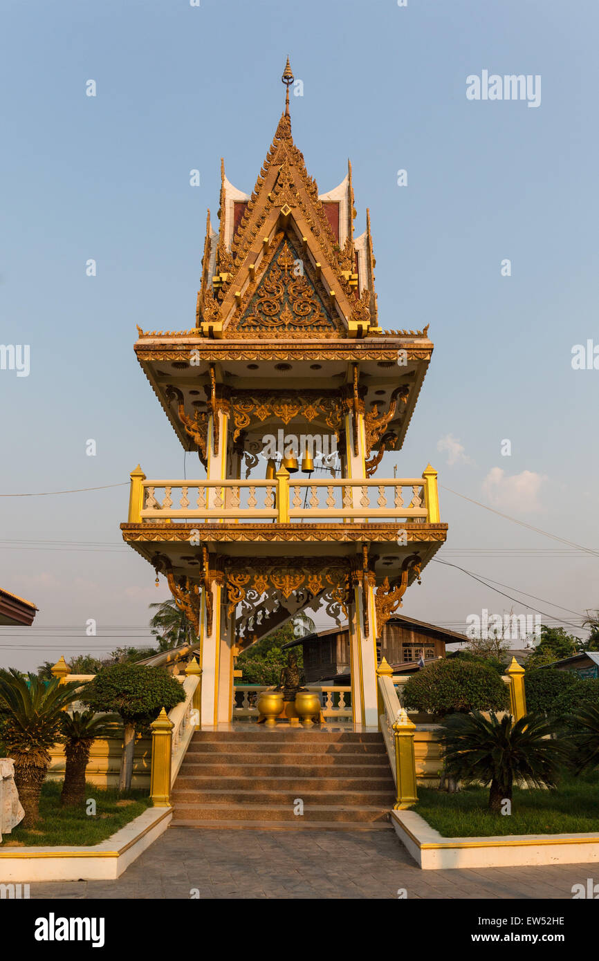 Beffroi en face de Wat Baan Rai devant, Wittayakom Viharn, Dhamma Park, Korat, Nakhon Ratchasima Province, l'Isaan, Isan Banque D'Images