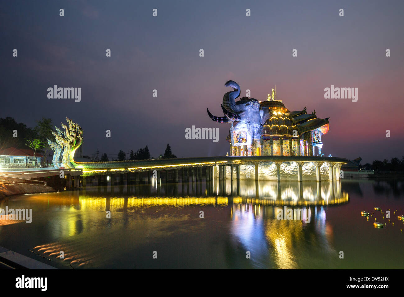 Serpent Naga à sept têtes en face de l'éléphant Temple Thep Wittayakhom Vihara, dans la soirée, Wittayakom, Wat Baan Rai Banque D'Images