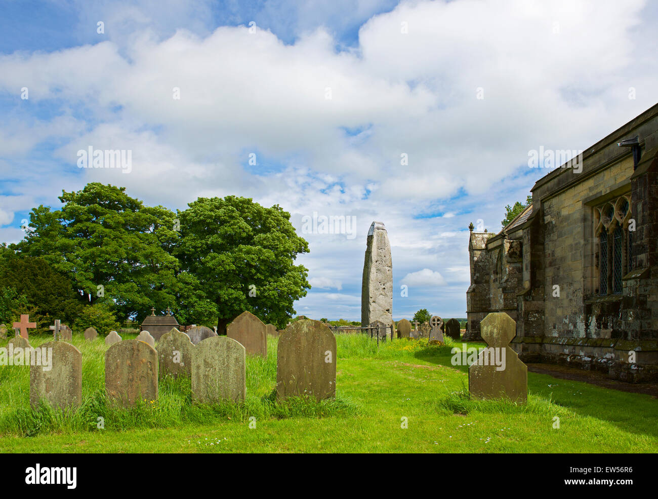 Pierre debout dans le cimetière de l'église All Saints, dans le village de Rudston, East Riding of Yorkshire, Angleterre, Royaume-Uni Banque D'Images