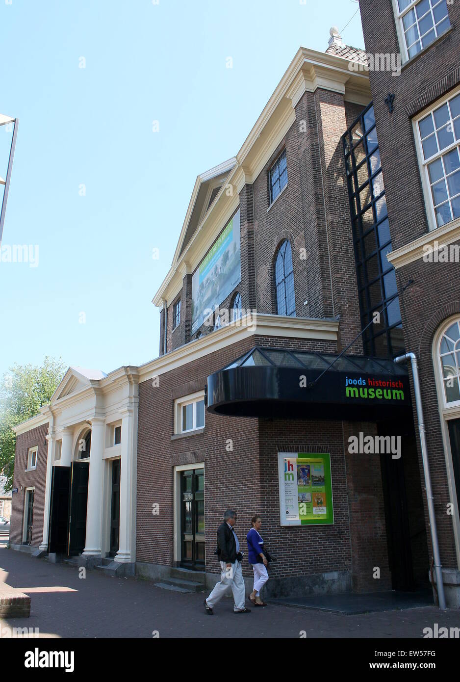 Les touristes visitant le Musée de l'histoire juive (Joods Historisch Museum) à Amsterdam, aux Pays-Bas à Nieuwe Amstelstraat 1 Banque D'Images