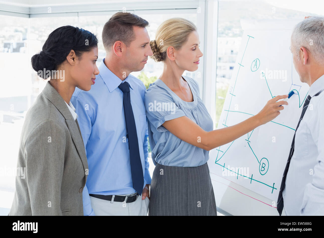 Businesswoman drawing graphique sur le tableau blanc Banque D'Images