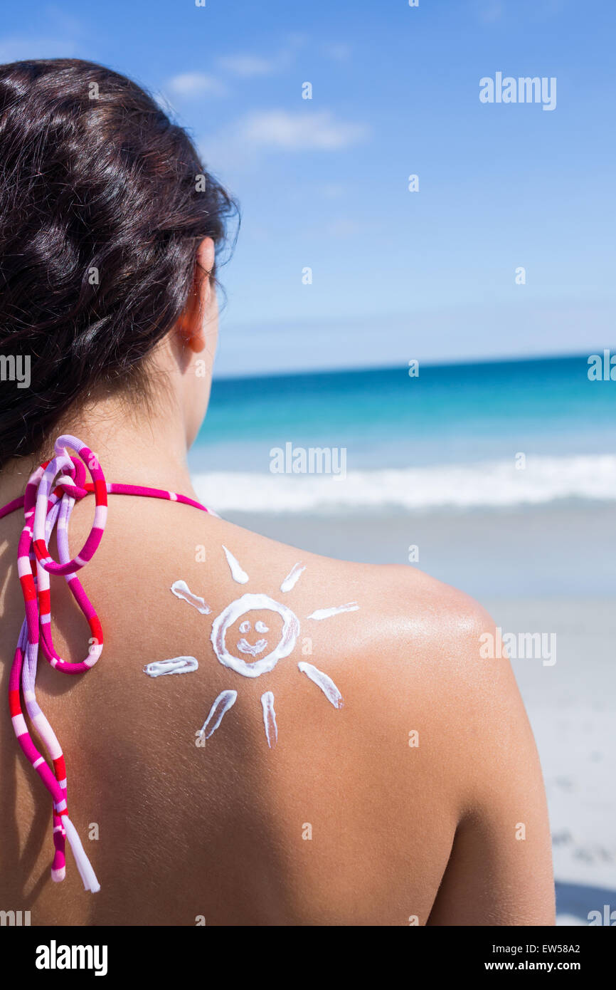 Brunette avec crème solaire sur son épaule Banque D'Images