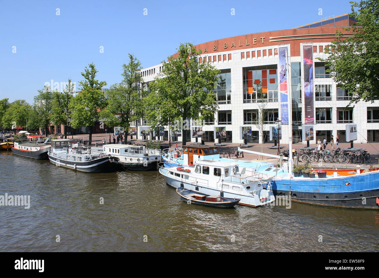 Bâtiment Stopera à Amsterdam, Pays-Bas, le logement à la fois l'Hôtel de Ville & le Dutch National Opera & Ballet, vu de la rivière Amstel Banque D'Images