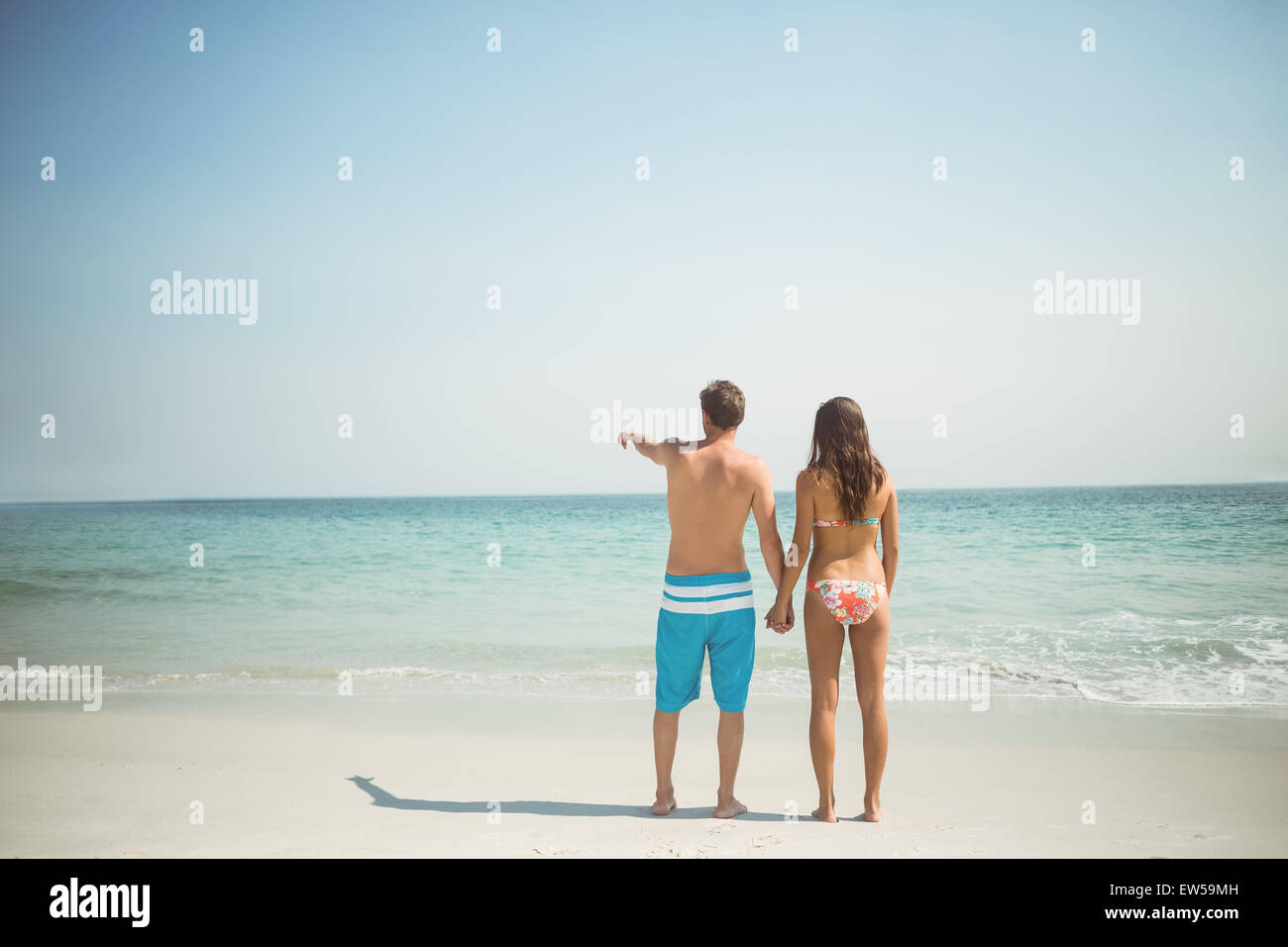 Voir l'usure de l'heureux couple regardant la mer Banque D'Images
