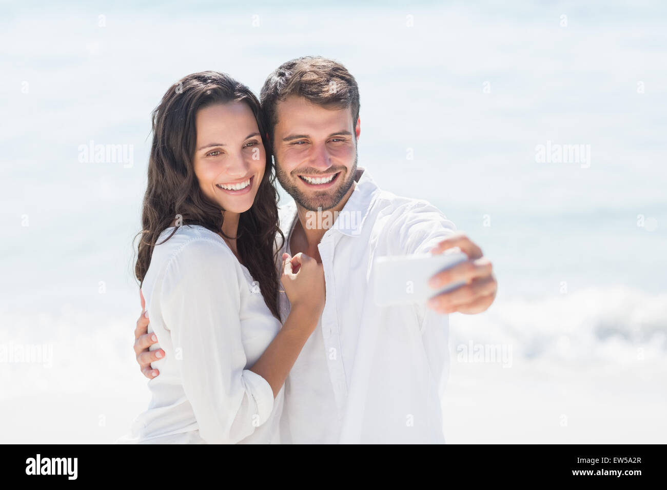 Couple heureux en tenant un selfies Banque D'Images