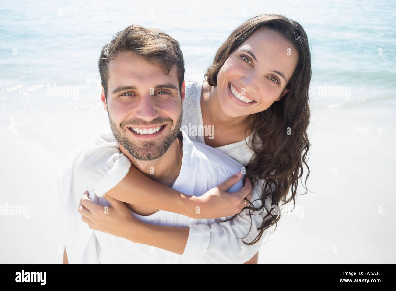 Bel homme faire à profit pour sa petite amie Banque D'Images
