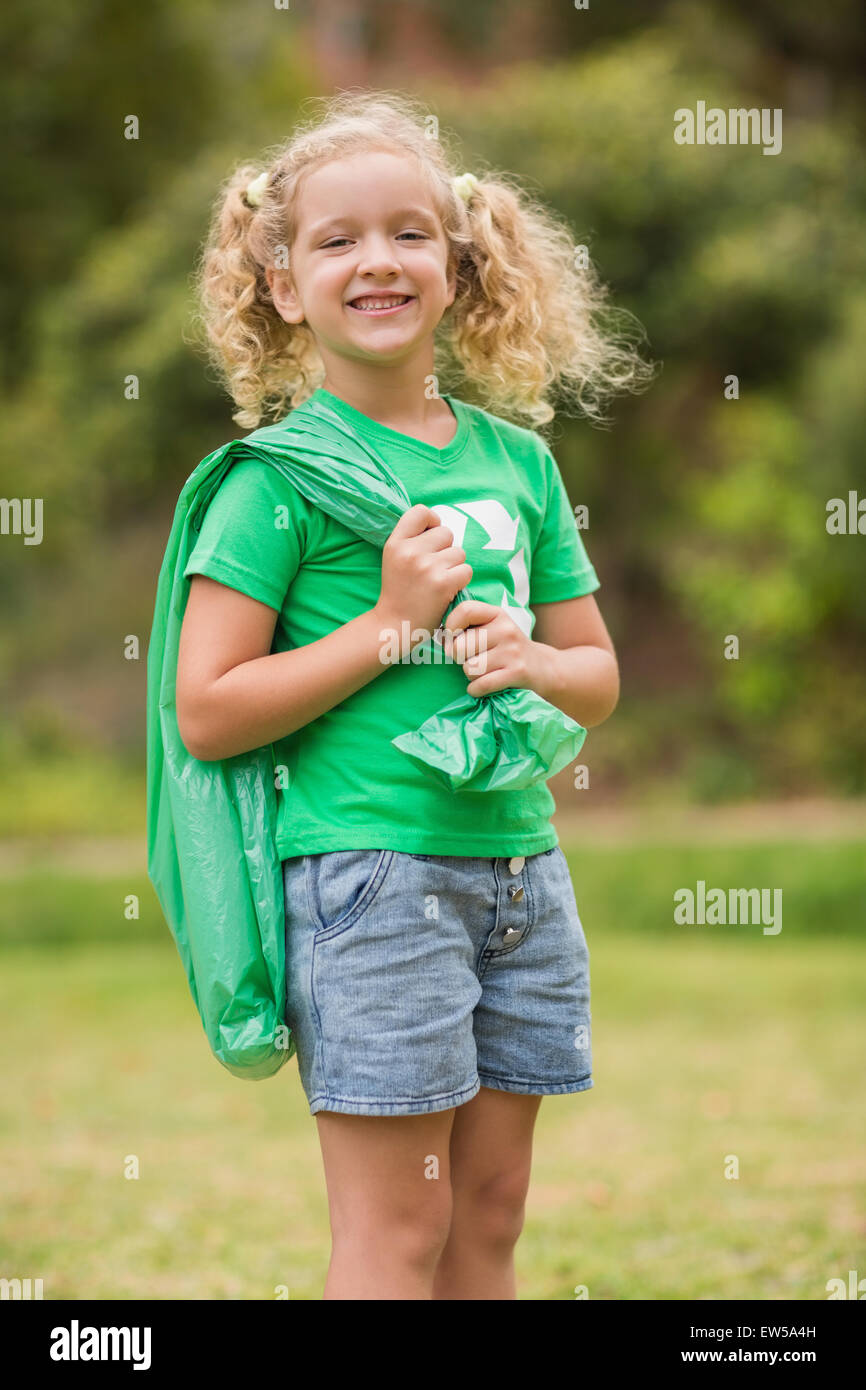 Eco friendly little girl smiling to camera Banque D'Images