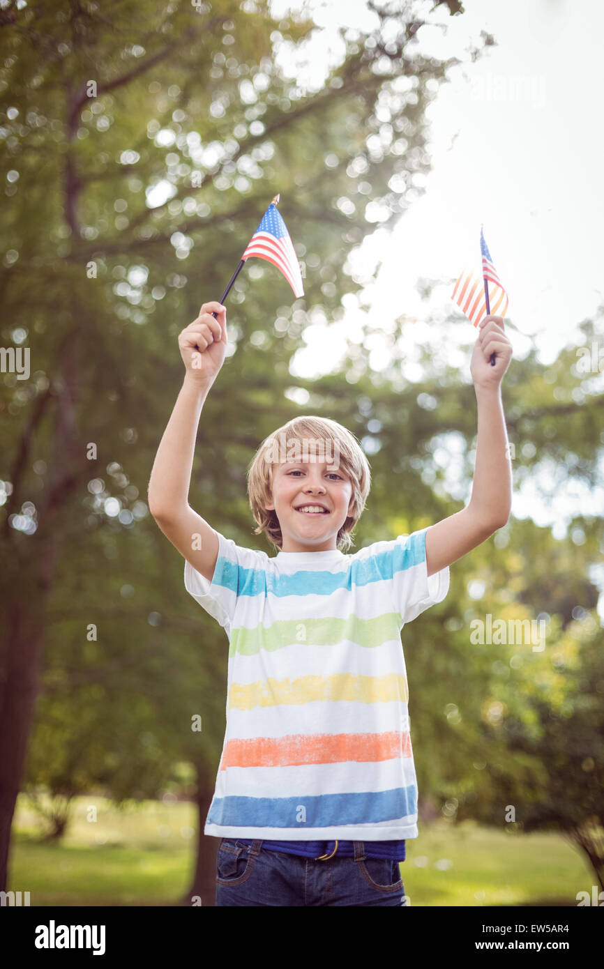 Jeune garçon tenant un drapeau américain Banque D'Images