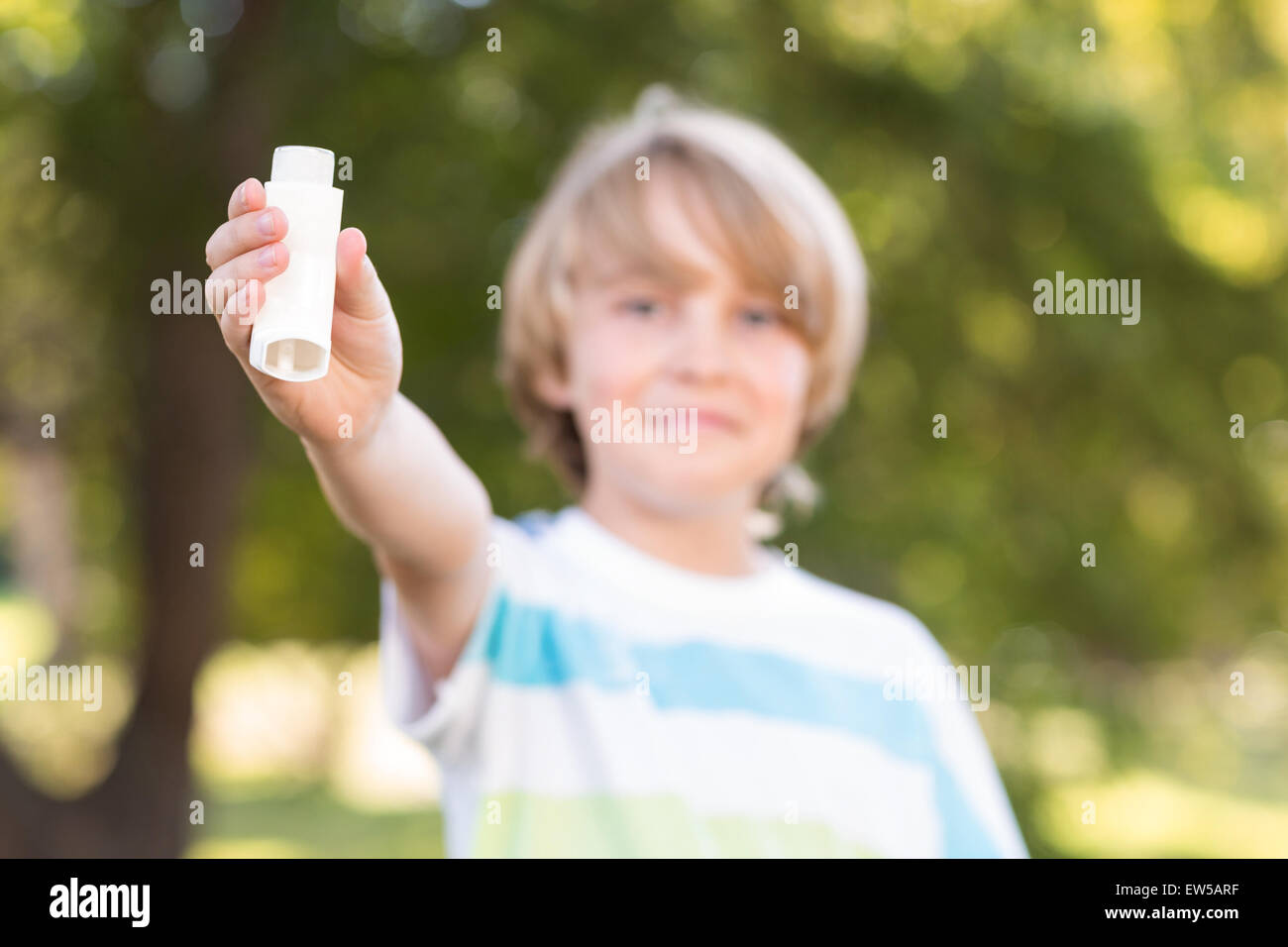 Petit garçon en utilisant son inhalateur Banque D'Images