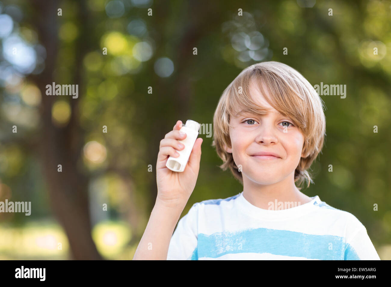 Petit garçon en utilisant son inhalateur Banque D'Images