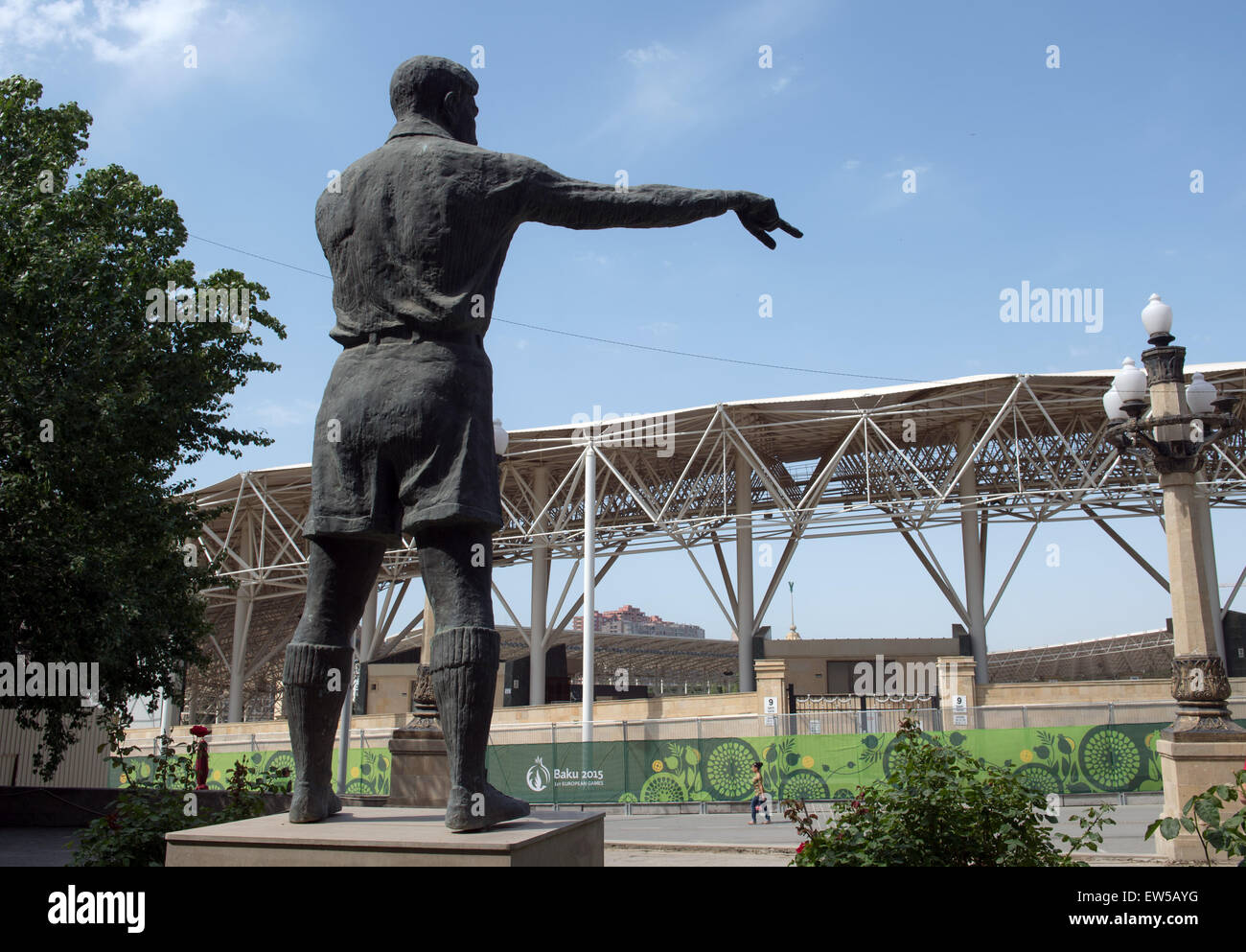 Baku, Azerbaïdjan. 18 Juin, 2015. Une statue du célèbre arbitre de football Aserbaijanian Tofiq Bahramov se dresse devant l'Tofiq Bahramov Stadium pendant le tir à l'événements à Bakou 2015 jeux européens à Bakou, Azerbaïdjan, 18 juin 2015. Photo : Bernd Thissen Banque D'Images