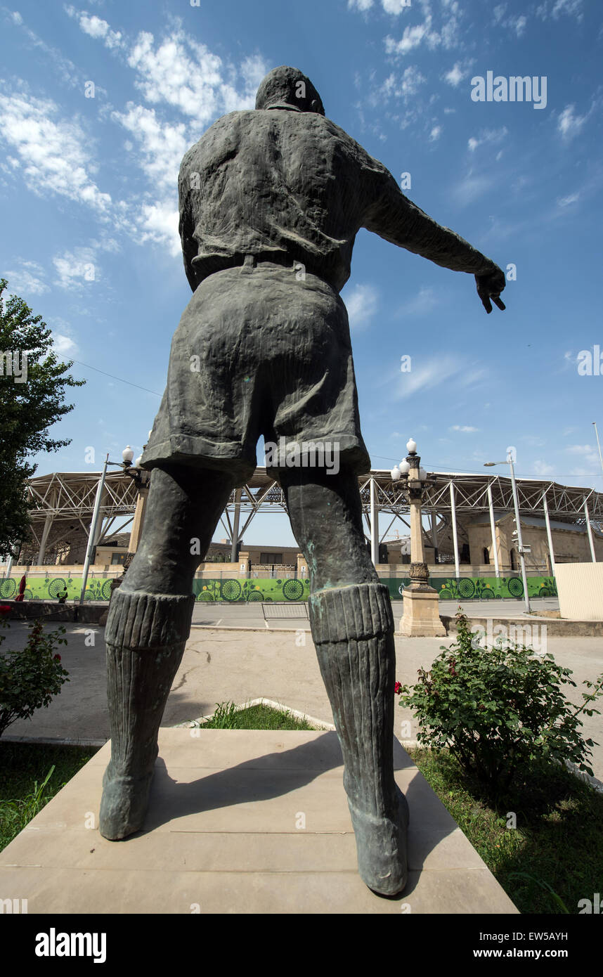 Baku, Azerbaïdjan. 18 Juin, 2015. Une statue du célèbre arbitre de football Aserbaijanian Tofiq Bahramov se dresse devant l'Tofiq Bahramov Stadium pendant le tir à l'événements à Bakou 2015 jeux européens à Bakou, Azerbaïdjan, 18 juin 2015. Photo : Bernd Thissen Banque D'Images
