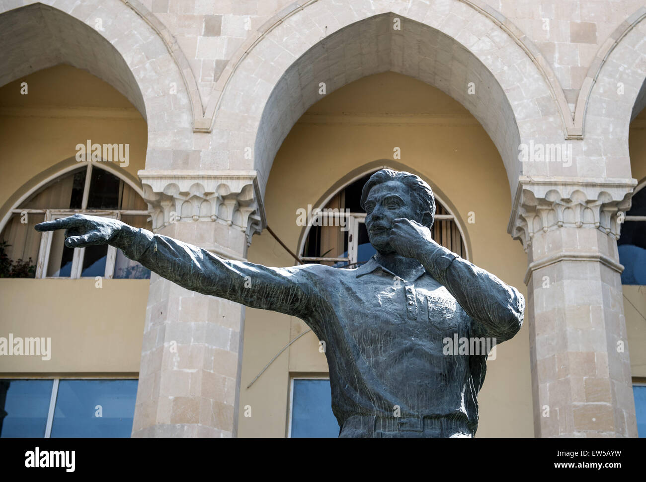 Baku, Azerbaïdjan. 18 Juin, 2015. Une statue du célèbre arbitre de football Aserbaijanian Tofiq Bahramov face au Tofiq Bahramov Stadium pendant le tir à l'événements à Bakou 2015 jeux européens à Bakou, Azerbaïdjan, 18 juin 2015. Photo : Bernd Thissen/dpa/Alamy L Banque D'Images