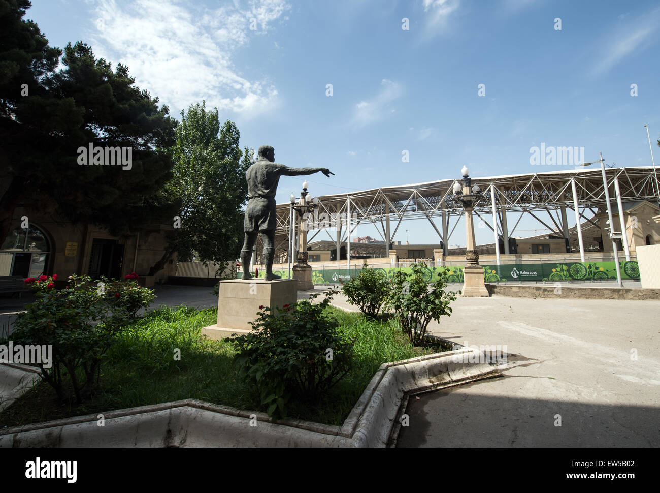 Baku, Azerbaïdjan. 18 Juin, 2015. Une statue du célèbre arbitre de football Aserbaijanian Tofiq Bahramov se dresse devant l'Tofiq Bahramov Stadium pendant le tir à l'événements à Bakou 2015 jeux européens à Bakou, Azerbaïdjan, 18 juin 2015. Photo : Bernd Thissen Banque D'Images