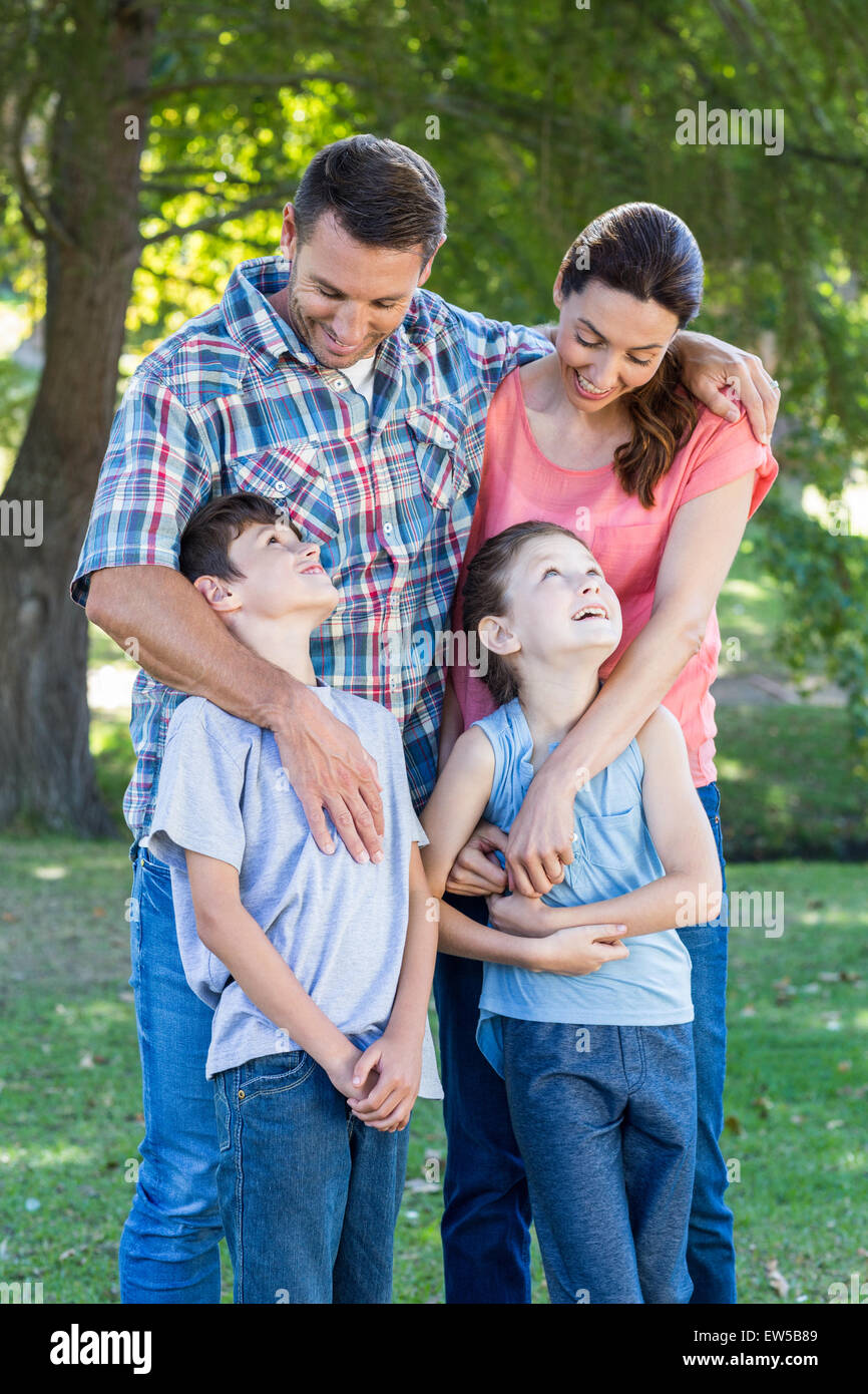 Famille heureuse dans l'ensemble du parc Banque D'Images