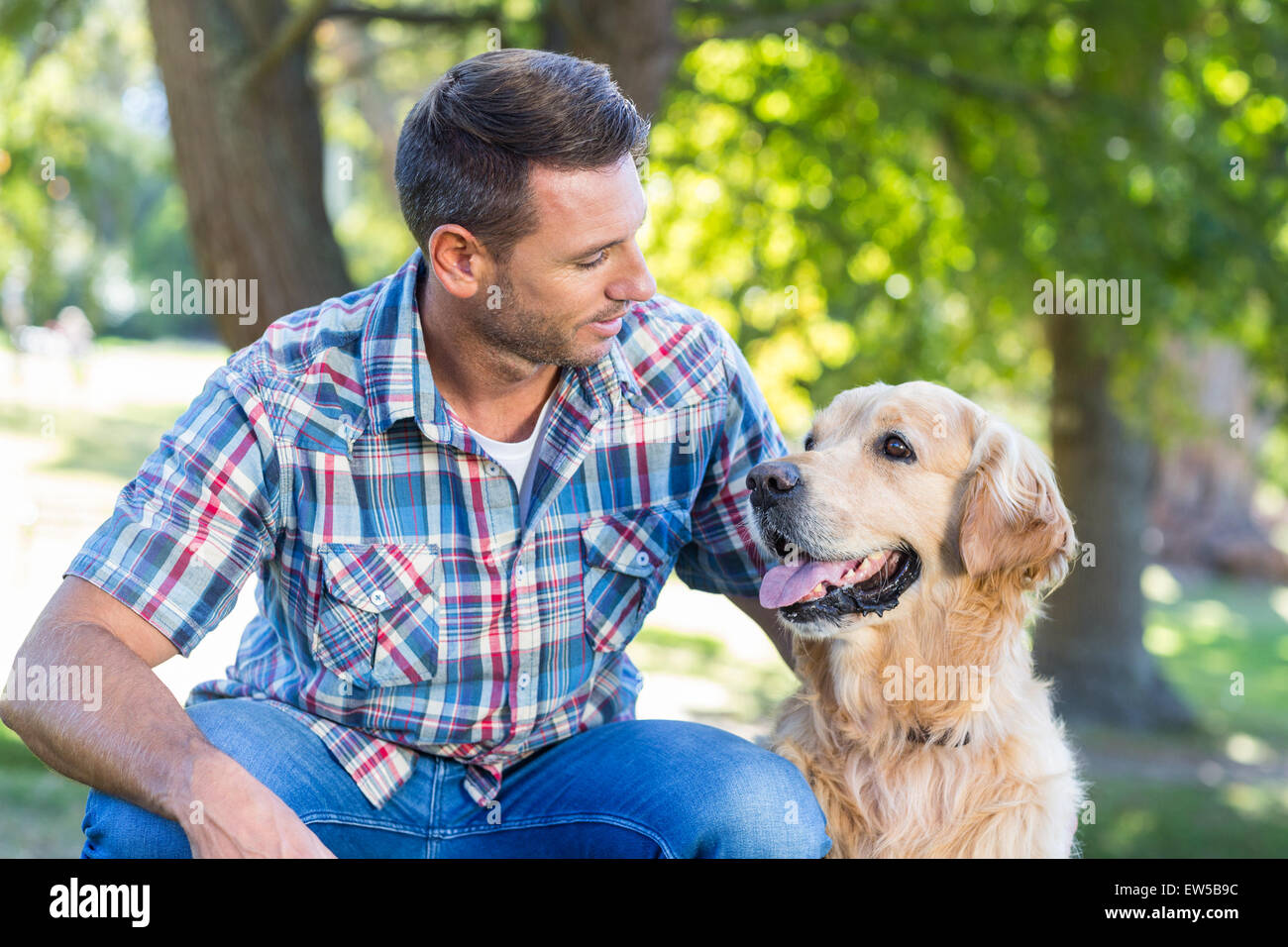 Homme heureux avec son chien dans le parc Banque D'Images