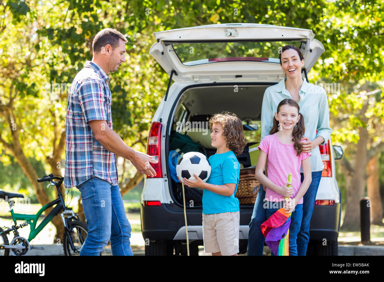 Famille heureuse de se préparer pour road trip Banque D'Images