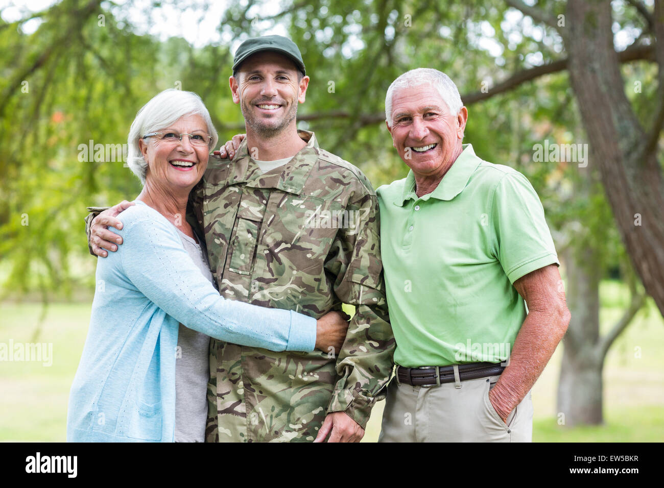 Soldat réunis avec ses parents Banque D'Images