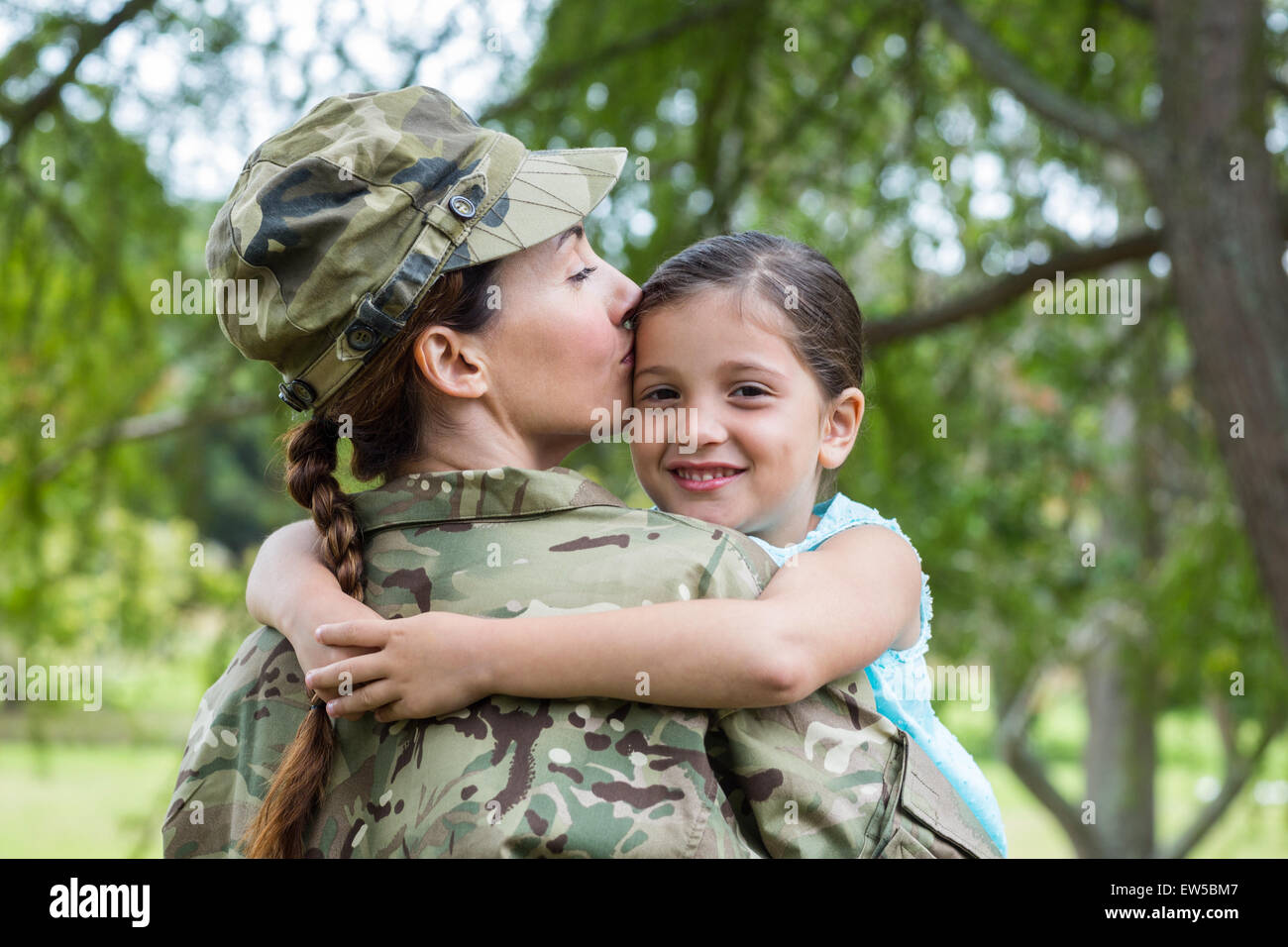 La fille-mère et le soldat main image 0