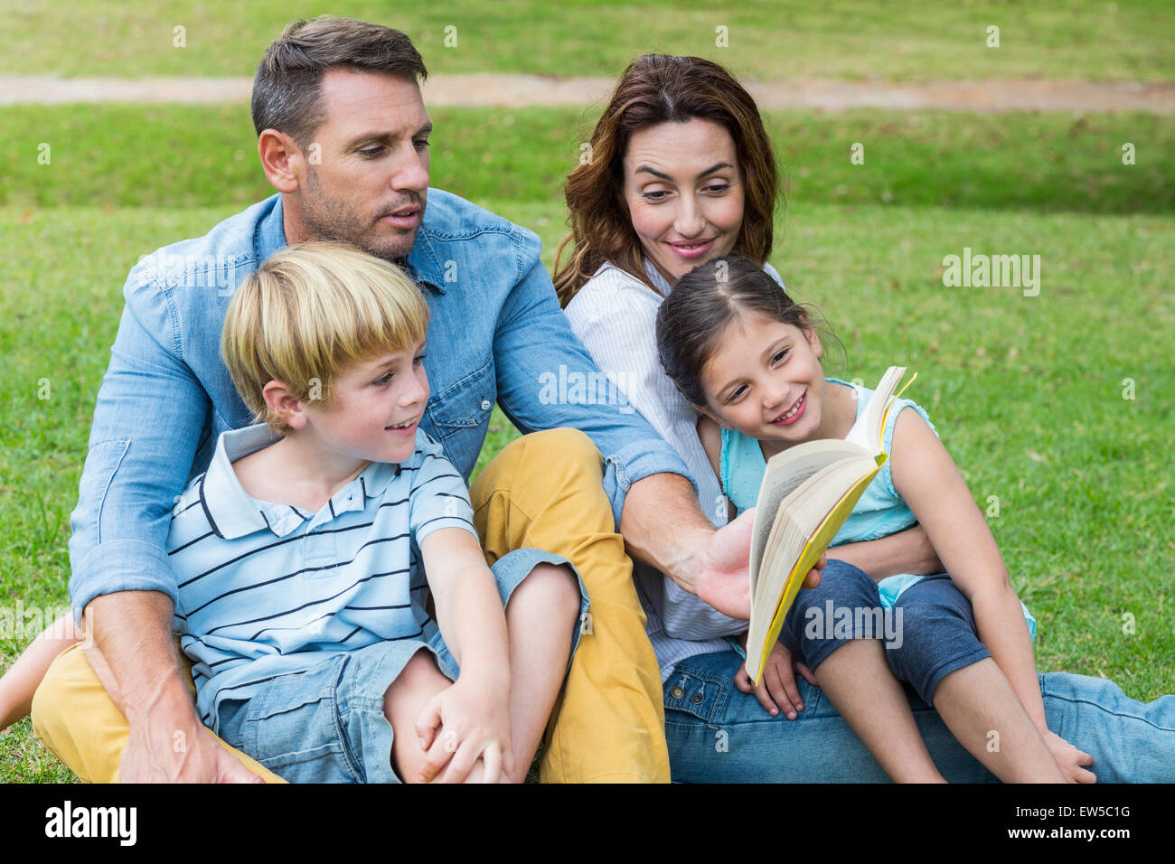 Famille heureuse dans l'ensemble du parc Banque D'Images