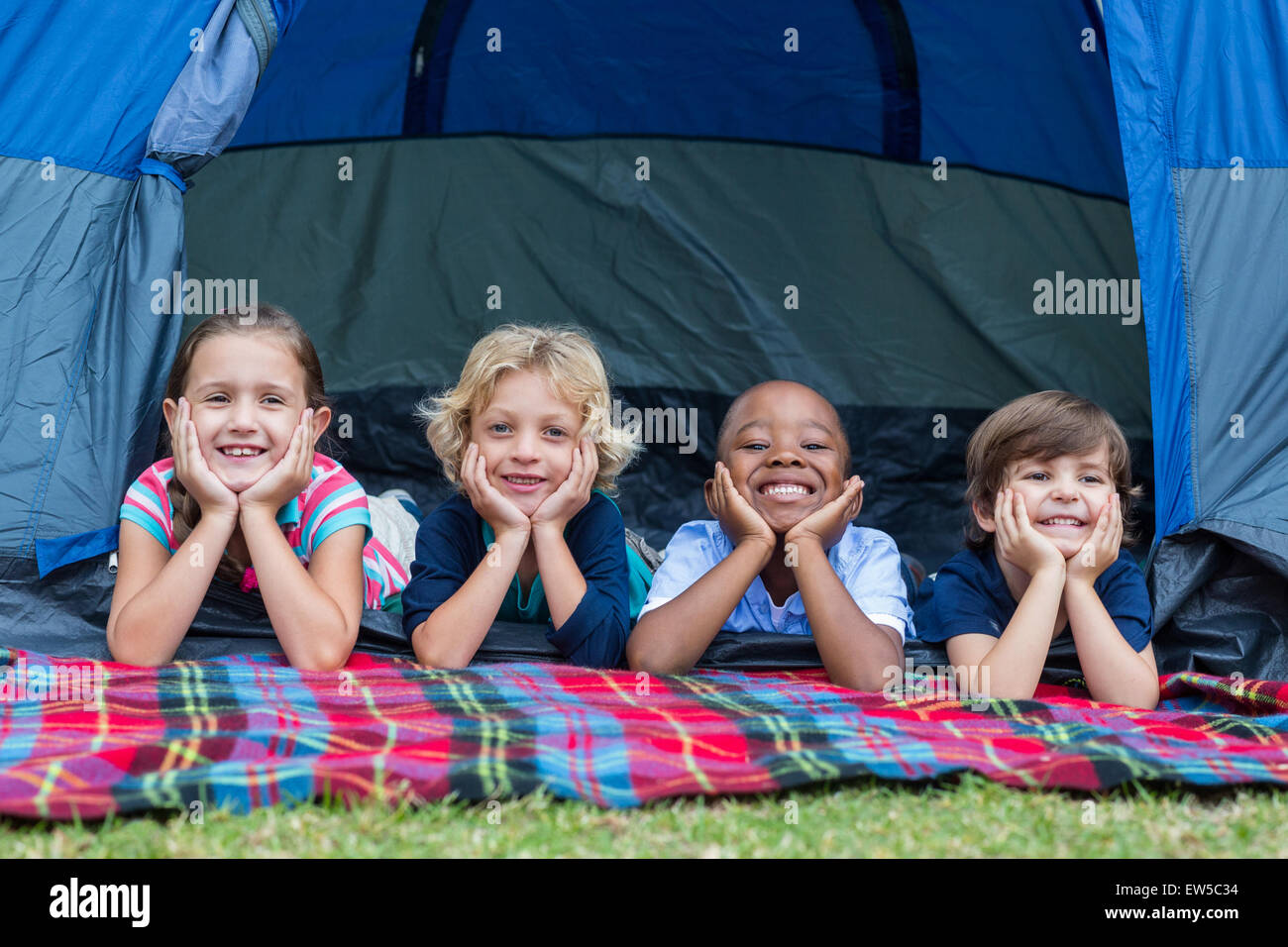 Heureux frères et sœurs sur un voyage de camping Banque D'Images