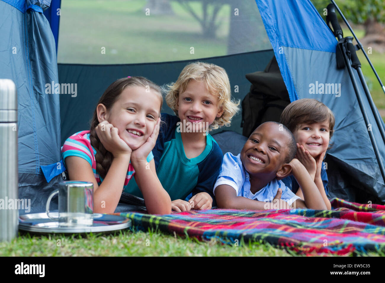 Heureux frères et sœurs sur un voyage de camping Banque D'Images