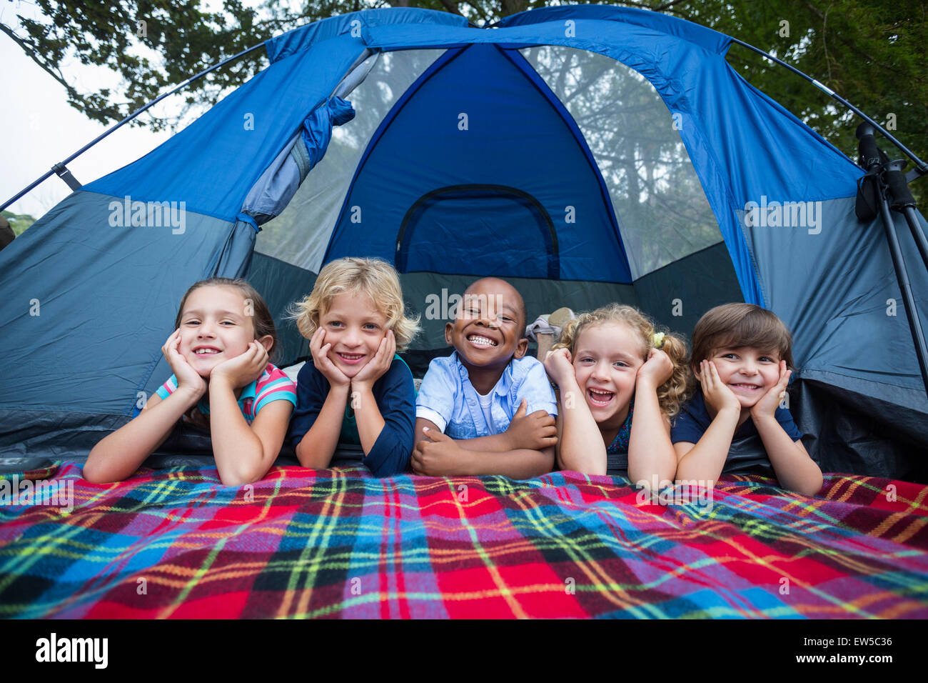 Heureux frères et sœurs sur un voyage de camping Banque D'Images