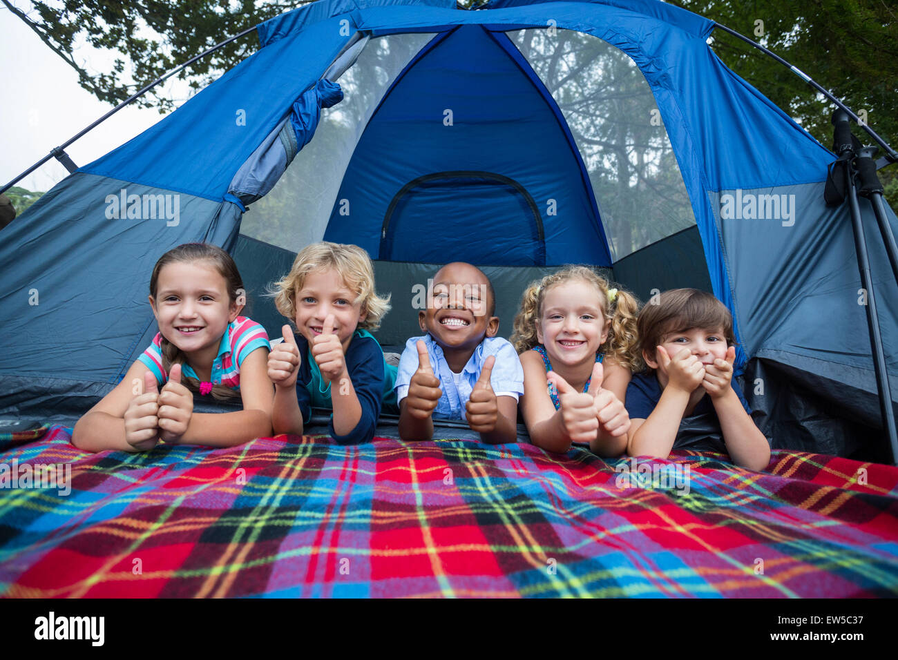 Heureux frères et sœurs sur un voyage de camping Banque D'Images