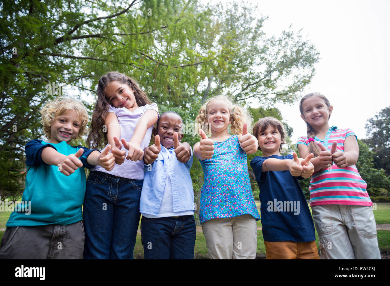 Heureux l'enfant dans l'ensemble du parc Banque D'Images