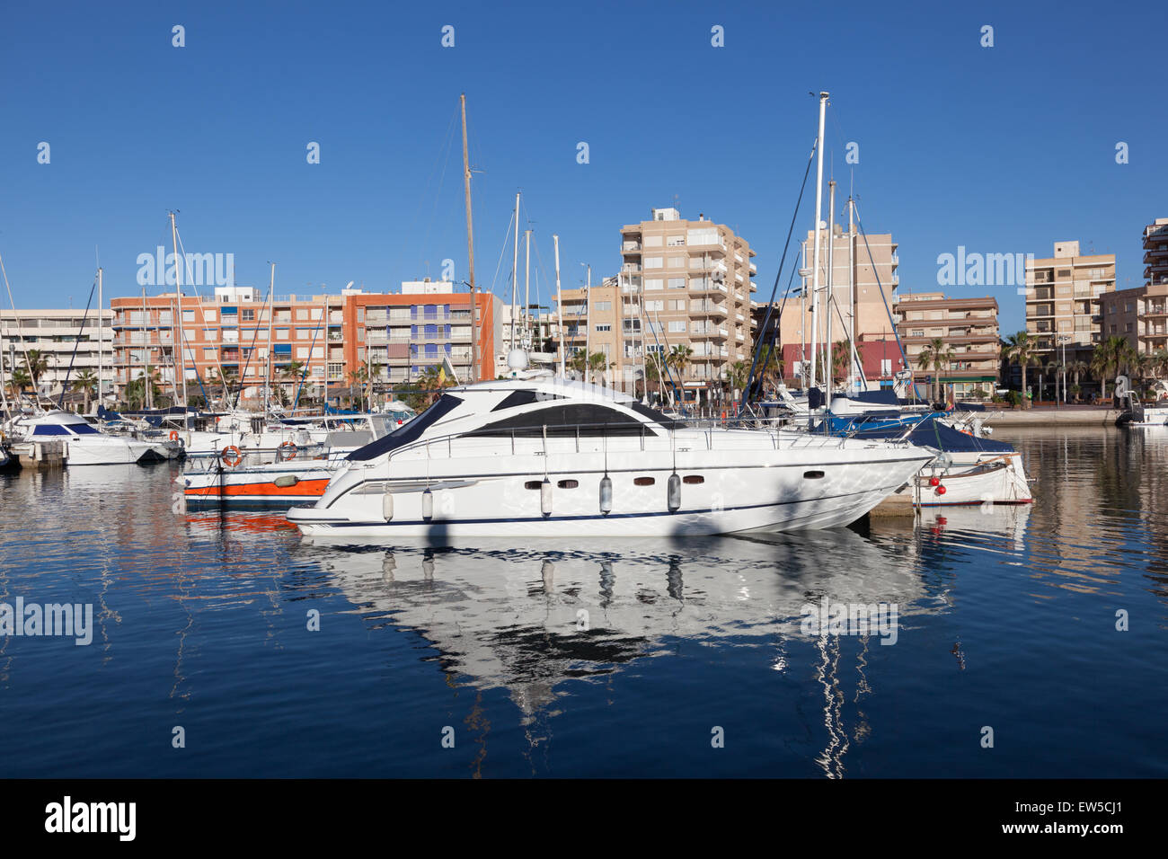 Yachts de luxe et bateaux dans la marina de Puerto de Mazarron, province de Murcie, Espagne Banque D'Images
