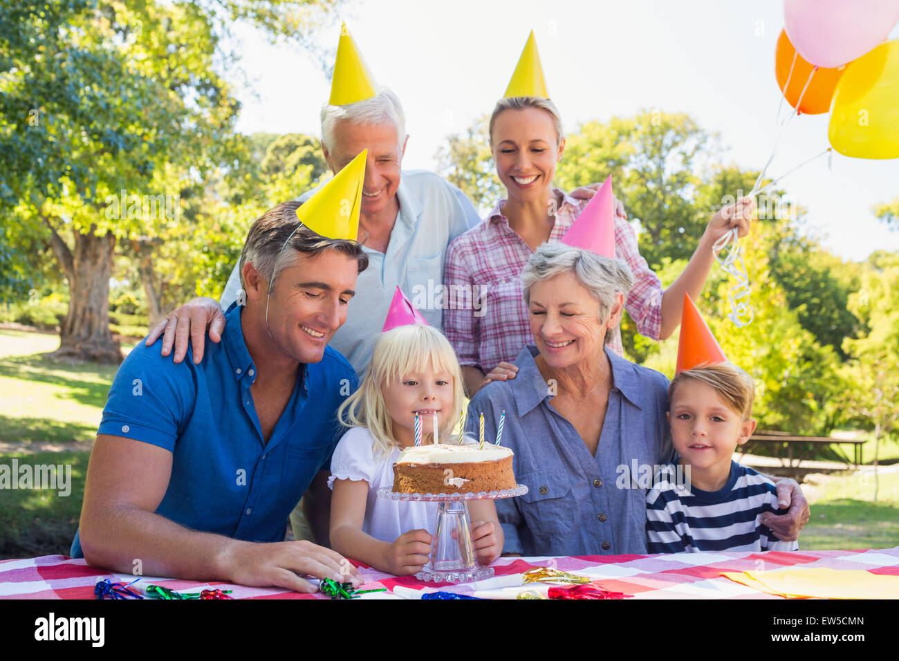 Fêter un anniversaire de famille heureuse Banque D'Images