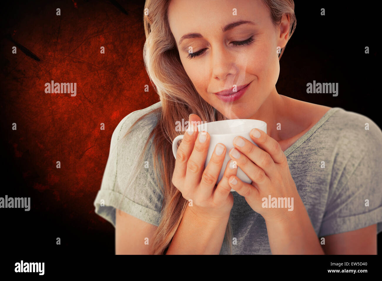 Composite image of smiling blonde avec boisson chaude relaxing Banque D'Images