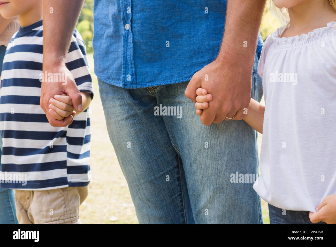 Se tenant la main de la famille Banque D'Images