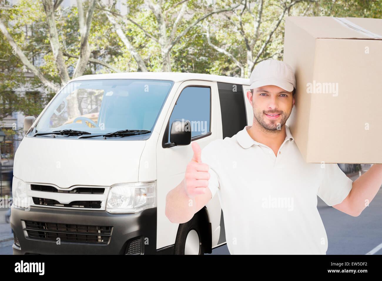 Image composite de l'homme livraison avec boîte en carton gesturing Thumbs up Banque D'Images