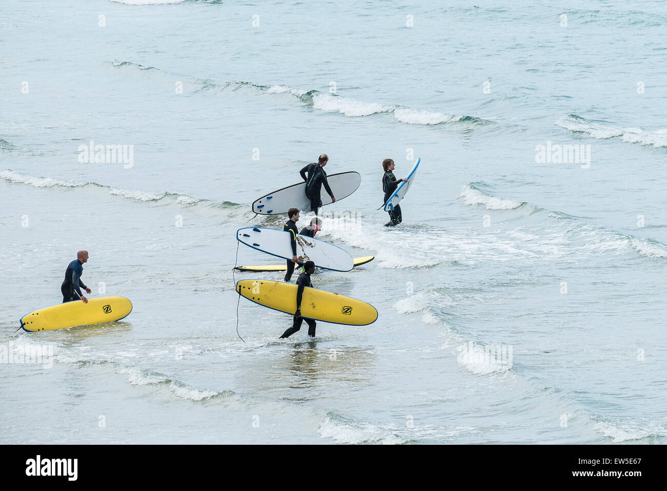 Les vacanciers apprendre à surfer sur la plage de Fistral à Cornwall. Banque D'Images