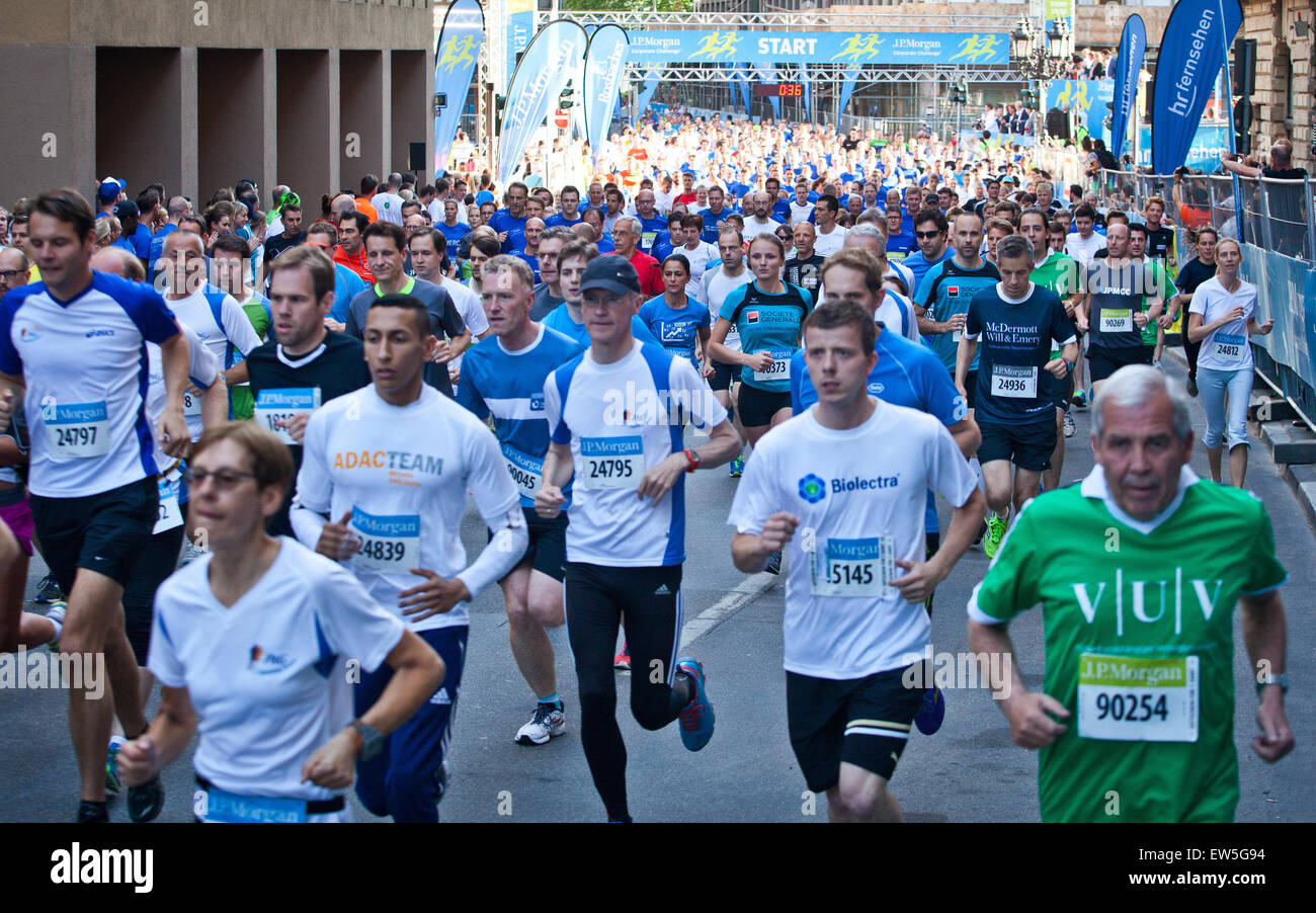 Certains des environ 70 000 coureurs décoller à la 23e JP Morgan Corporate Challenge courir à Frankfurt am Main, Allemagne, 17 juin 2015. Selon les organisateurs de l'événement, les employés de plus de 2 600 entreprises sont venus de plus de 400 villes pour le worl Banque D'Images