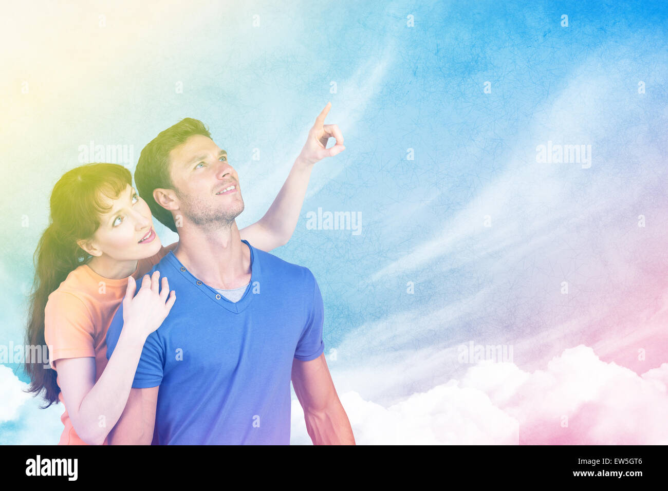 Image composite de l'heureux couple regardant vers le haut Banque D'Images