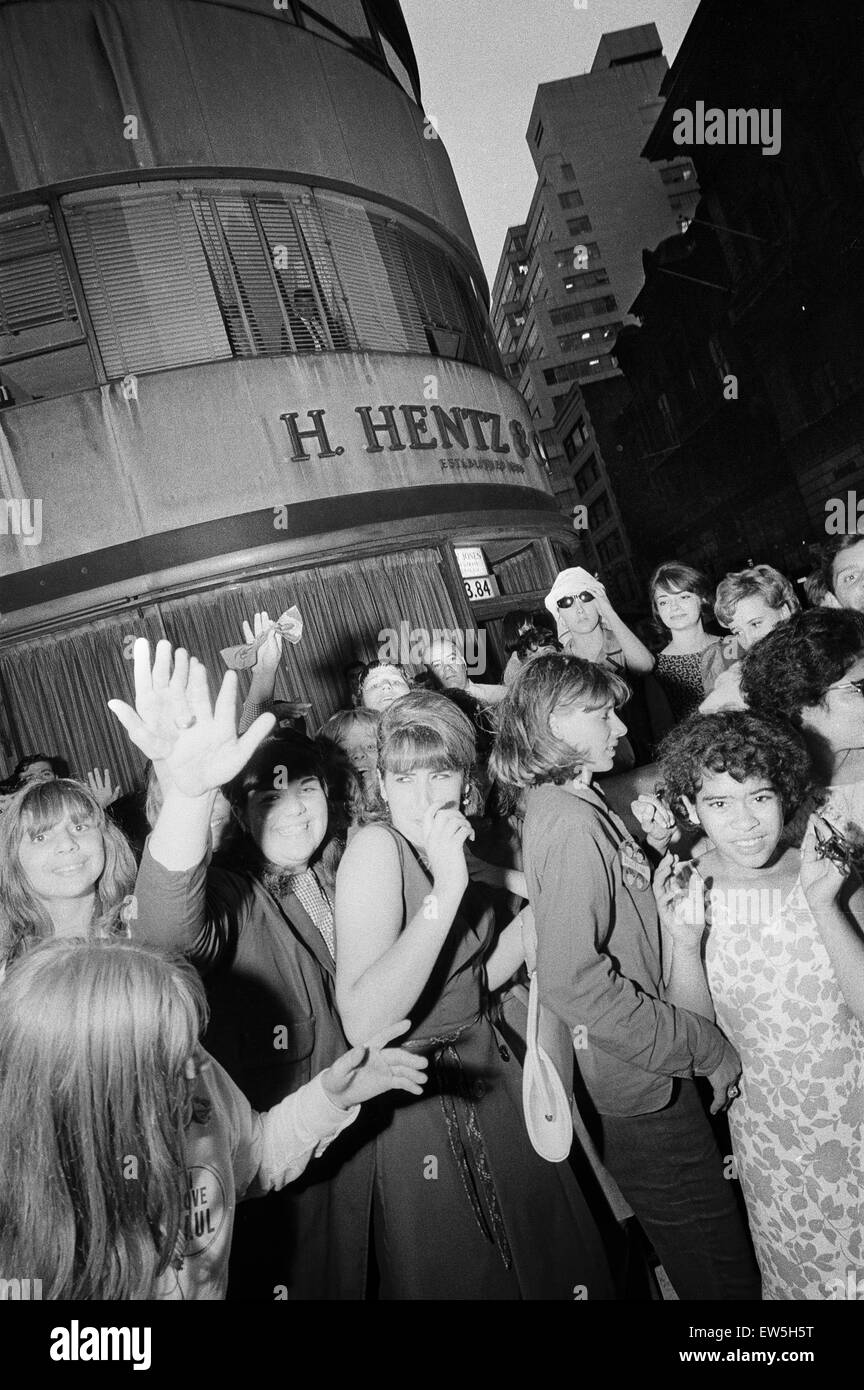 Les Beatles à New York City, sur leur tournée nord-américaine un chef de leur concert qui aura lieu à Forest Hills. (Photo) Fans déchaînée pour les Beatles. 28 août 1964. Banque D'Images