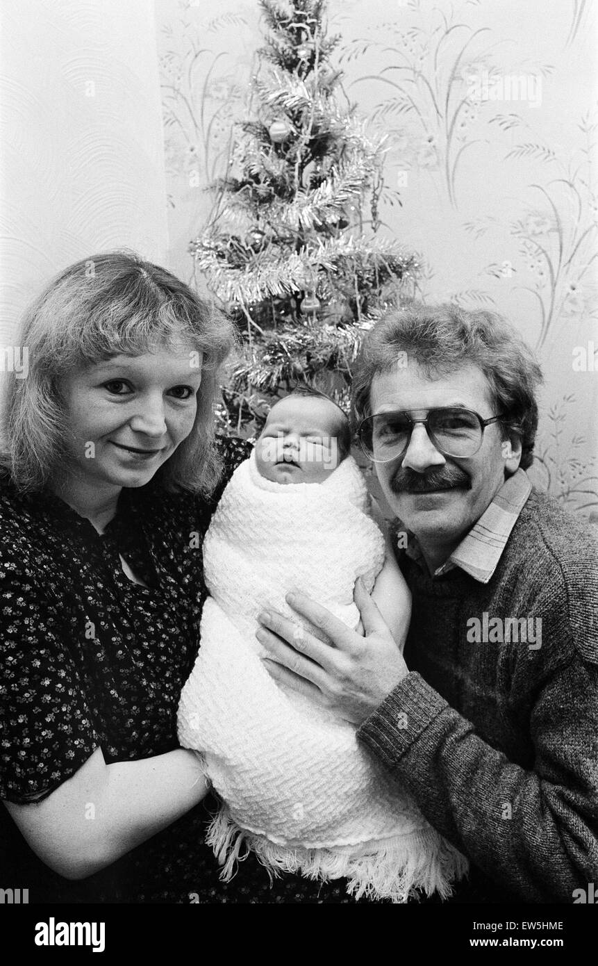 Jour de Noël bébé. Teesside, vers le 25 décembre 1985. Banque D'Images