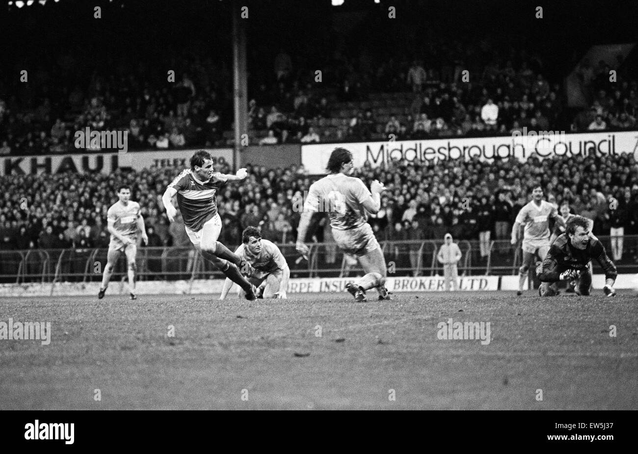 Division de la Ligue anglaise trois match à Ayresome Park. 4 Middlesbrough v Bournemouth 0. Au cours de l'action comme match score Middlesbrough un de ses quatre objectifs. 1er novembre 1986. Banque D'Images