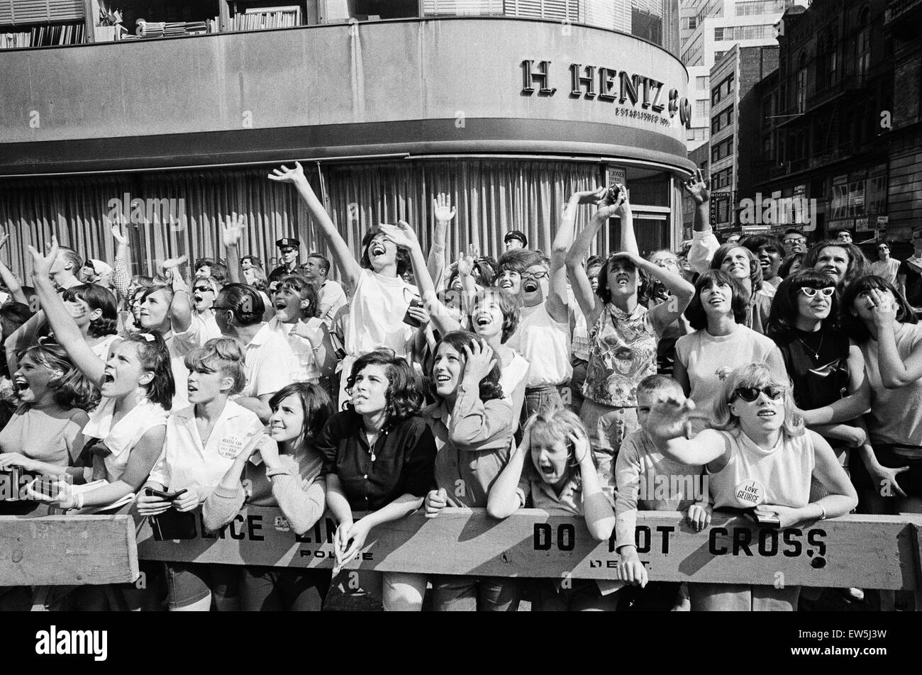 Les Beatles à New York City, sur leur tournée nord-américaine de l'avant de leur concert qui aura lieu à Forest Hills. Cheering fans réunis devant l'hôtel Delmonico à New York, où le groupe est d'un séjour. 28 août 1964. Banque D'Images