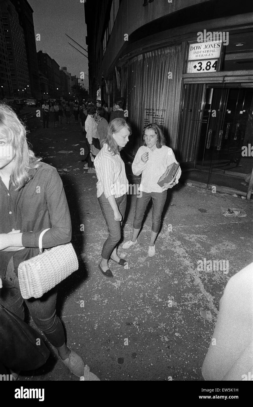 Les Beatles à New York City, sur leur tournée nord-américaine un chef de leur concert qui aura lieu à Forest Hills. (Photo) Fans déchaînée pour les Beatles. 28 août 1964. Banque D'Images