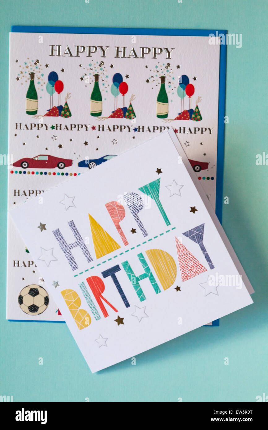 M&S Happy Birthday giftcard carte cadeau avec carte d'anniversaire sur fond vert bleu pâle Banque D'Images