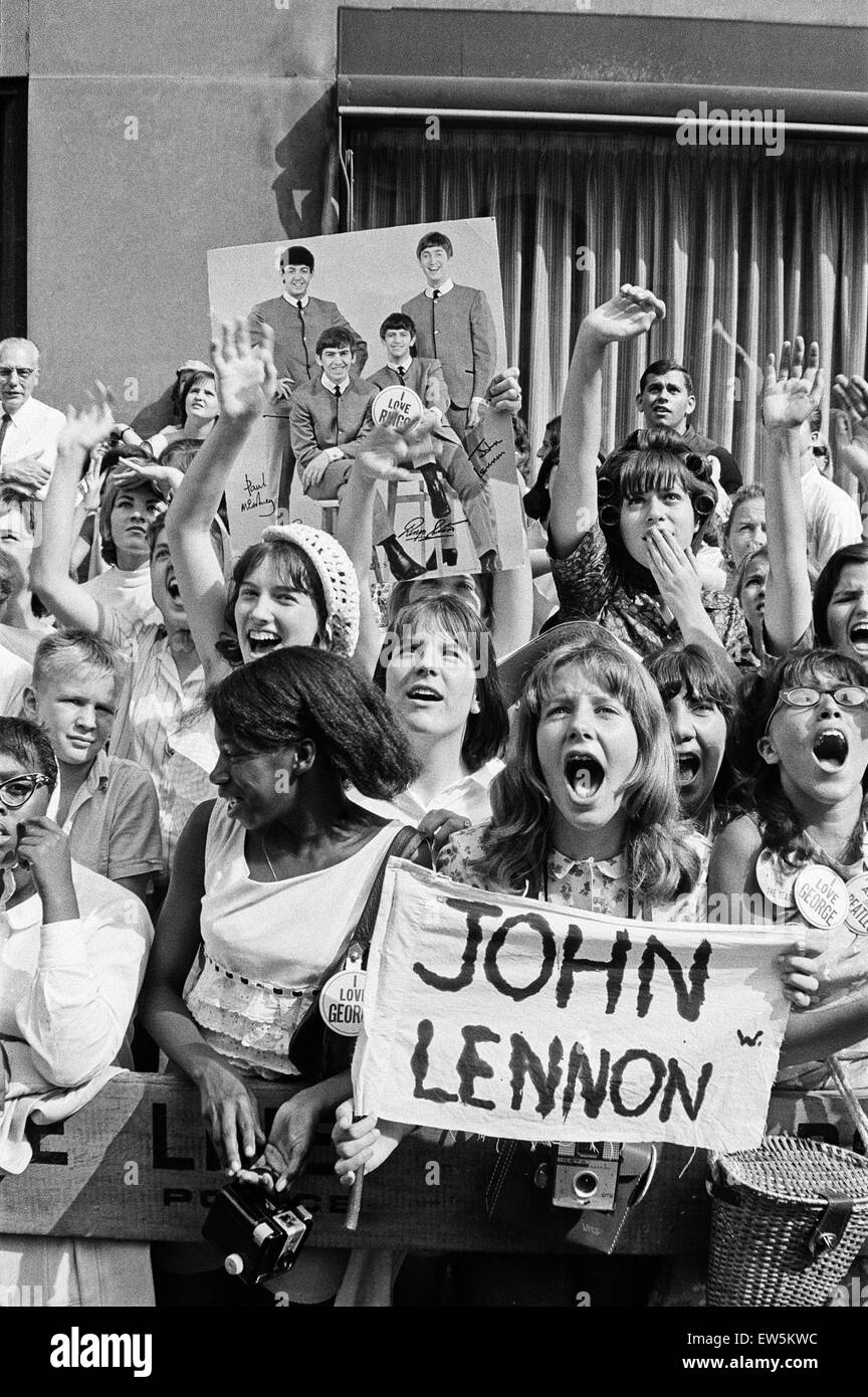 Les Beatles à New York City, sur leur tournée nord-américaine de l'avant de leur concert qui aura lieu à Forest Hills. Cheering fans réunis devant l'hôtel Delmonico à New York, où le groupe est d'un séjour. 28 août 1964. Banque D'Images