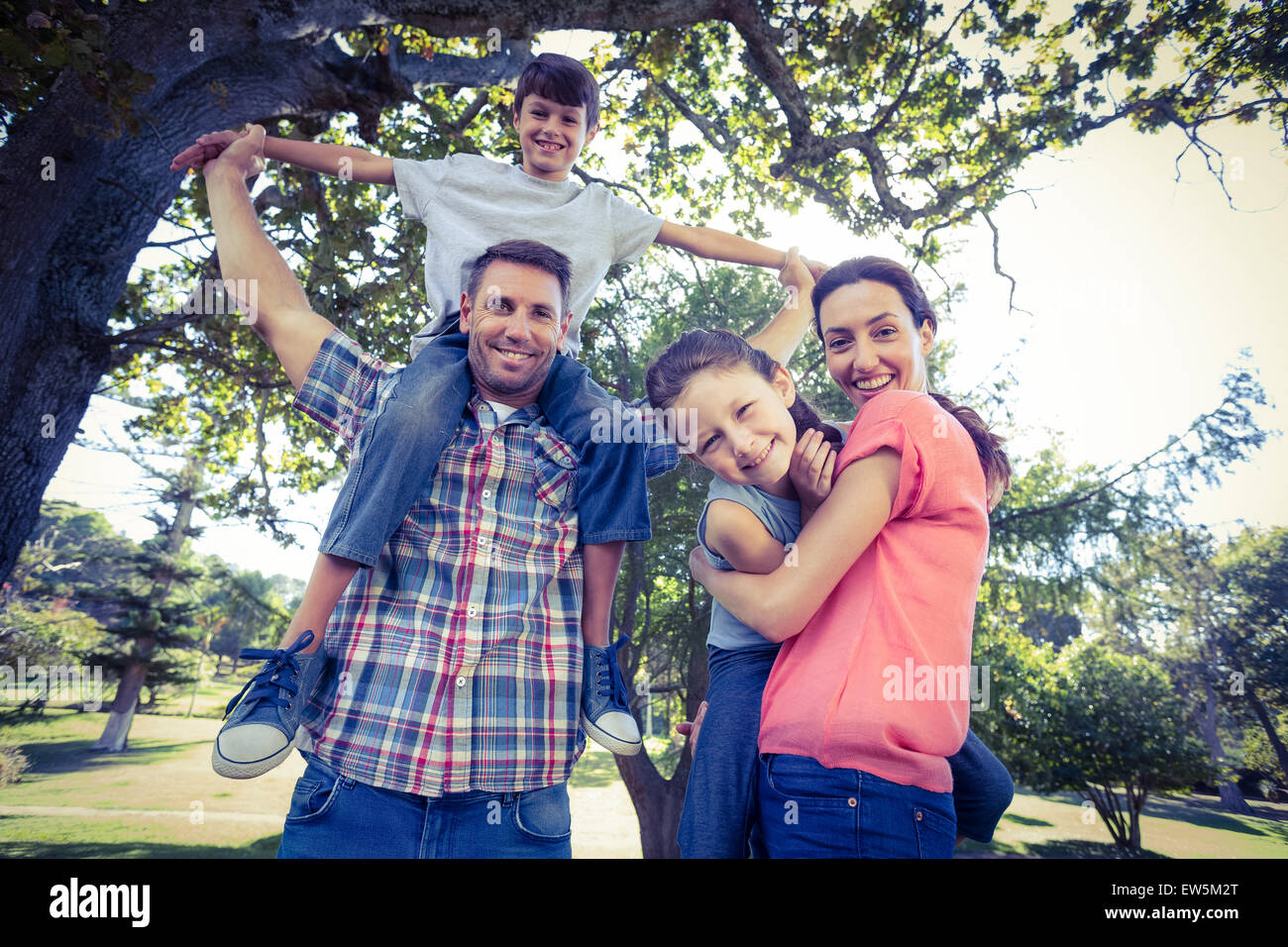 Famille heureuse dans l'ensemble du parc Banque D'Images